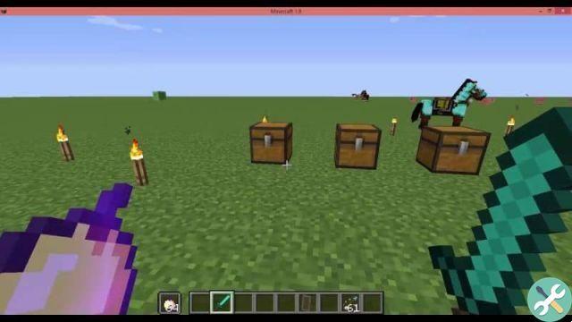 How to use left hand or secondary hand in Minecraft